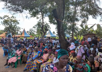 Crowd in Utegi